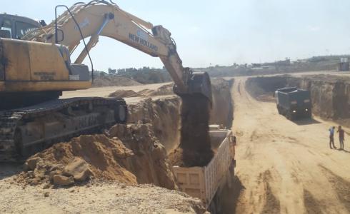 عملية ترحيل الطينة الناتجة عن حفر انشاء خزانات السولار في رفح 