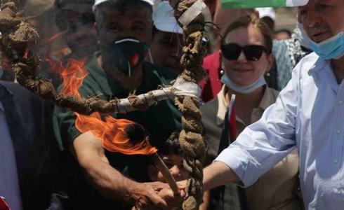 نائب رئيس حركة فتح محمود العالول خلال المشاركة في مسيرة كفر قدوم الأسبوعية