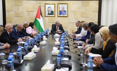 اشتية مع وفد من الصحة العالمية