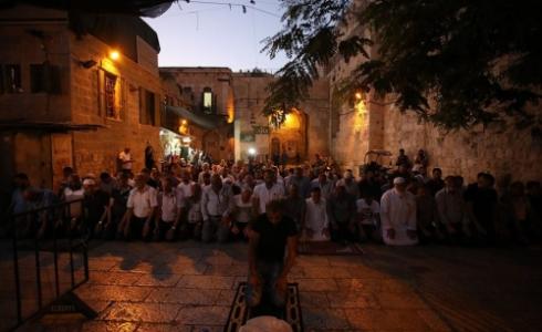 مقدسيون يؤدون صلاة المغرب في شوراع القدس