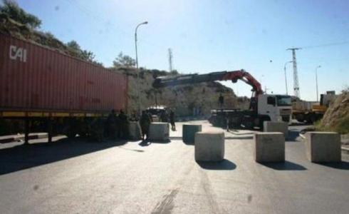 الاحتلال يغلق المدخل الشمالي لنحالين بالمكعبات الاسمنتية