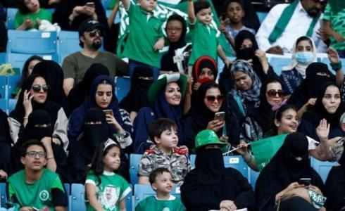  مئات من النساء في ملعب رياضي للمرة الأولى في السعودية