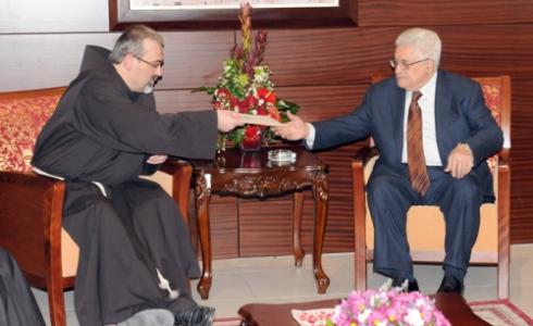 الرئيس عباس يتسلّم الدعوة