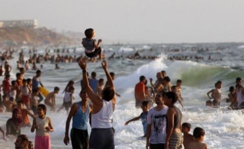 مصطافون في بحر غزة -ارشيف-