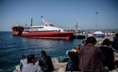 قارب يحمل عددا من المرحلين من اليونان إلى تركيا