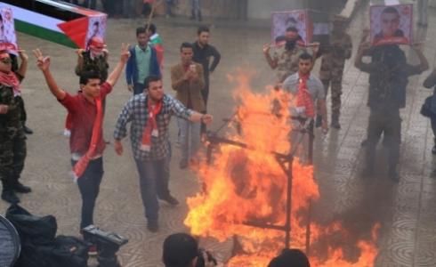 متظاهرون يحرقون صور الرئيس عباس بغزة