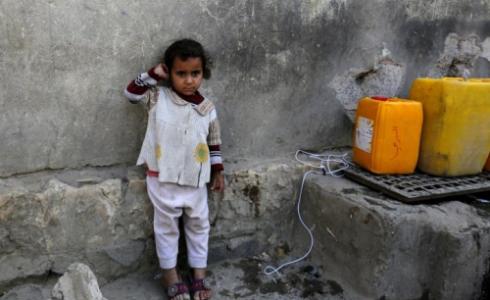 طفلة يمينية تنتظر للحصول على الماء الصالح للشرب في العاصمة صنعاء
