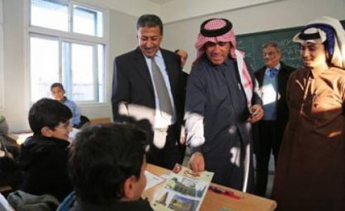 أعضاء من وفد صندوق قطر للتنمية مع طلاب الأونروا