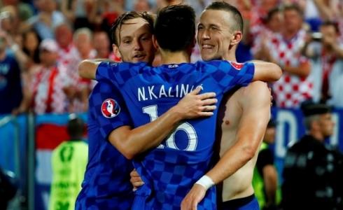 لاعبو كرواتيا يحتفلون بهدف الفوز