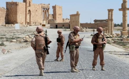 جنود روس ينتشرون في مدينة تدمر التاريخية بمحافظة حمص وسط سوريا -أرشيفية