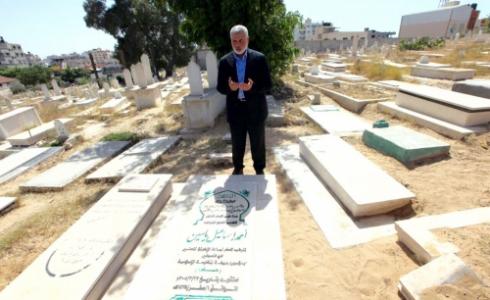 هنية يقرأ الفاتحة أمام قبر الشهيد أحمد ياسين