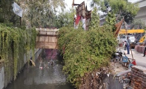 شاهد: تحطم جسر معلق بسبب تهور سائح