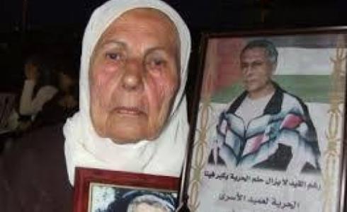 والدة الاسير أم كريم يونس