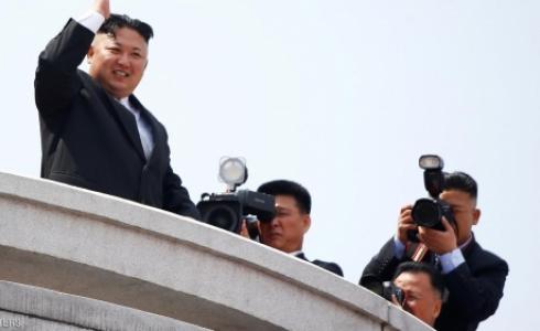 زعيم كوريا الشمالية أشرف على استعراض الصواريخ الهجومية