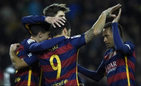 لاعبو برشلونة يحتفلون بأحد الأهداف