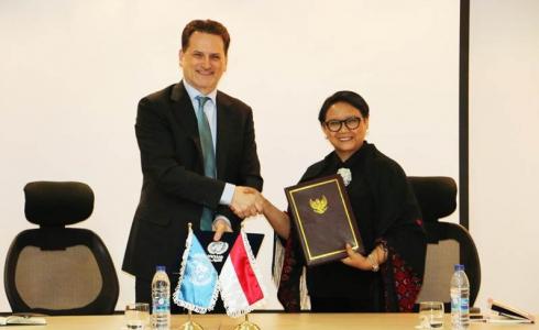 وزيرة خارجية اندونيسيا  مع المفوض العام بيير كرينبول