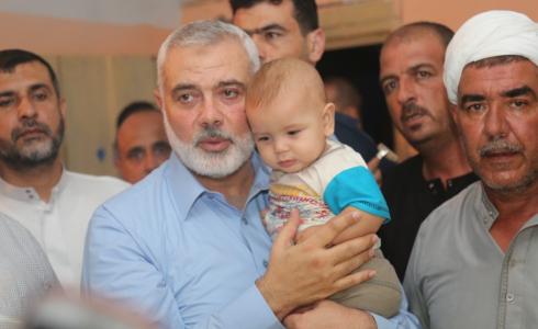 اسماعيل هنية - رئيس المكتب السياسي لحركة حماس خلال زيارته لبيت عزاء أحد الشهداء في غزة