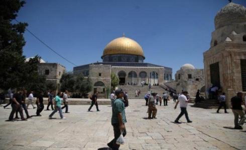 المستوطنون يقتحمون ساحات الأقصى بحماية مشددة من الشرطة 