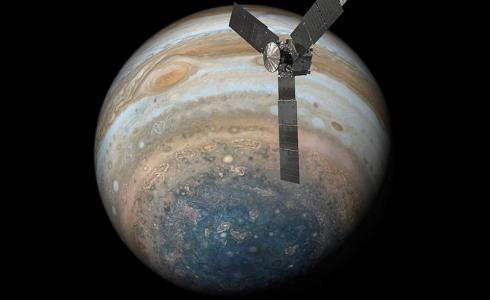 قمراً صناعياً