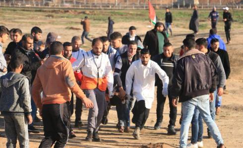 الطواقم الطبية تنقل مصابين مسيرات العودة شرق غزة 