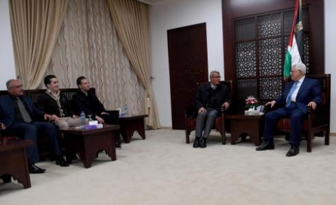 الرئيس عباس خلال استقباله الاسيرين البلبول