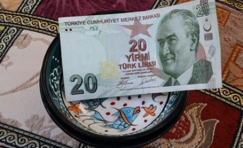 الليرة التركية تتراجع كثيرا أمام الدولار
