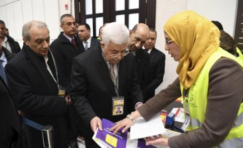 الرئيس عباس خلال العملية الانتخابية لفتح