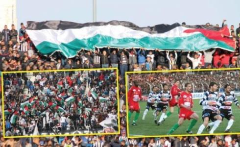 الجماهير الفلسطينية ترفع علم فلسطين
