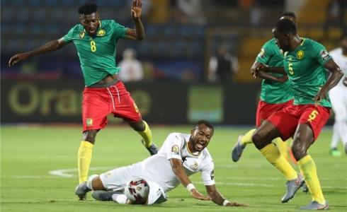 جانب من مباراة الكاميرون 