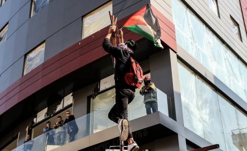 رفع العلم الفلسطيني على أسوار السفارة الامريكية في لبنان