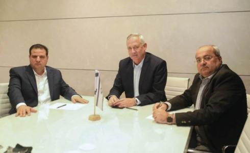 أحمد الطيبي وأيمن عودة مع بيني غانتس -أرشيف-