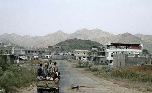 عناصر من ميليشيا الحوثي في إحدى القرى اليمنية على مقربة من الحدود السعودية