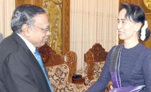 زعيمة ميانمار أونغ سان سو تشي ووزير خارجية بنغلاديش أبو الحسن محمود علي