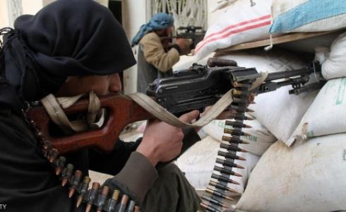 مسلحان في مدينة دير الزور شرقي سوريا - أرشيفية