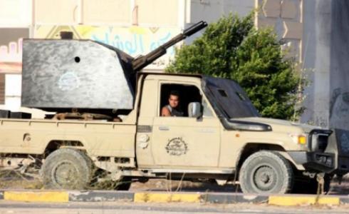 مسلحون موالون للحكومة الليبية المعترف بها دوليا يحاربون مسلحي "تنظيم الدولة الاسلامية" في سرت