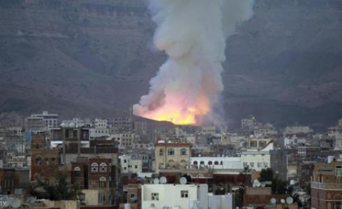 آثار هجوم لطائرات التحالف على مواقع للحوثيين في صنعاء - أرشيف.