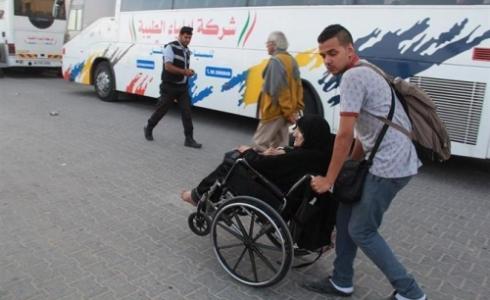 مسافرون عبر معبر رفح