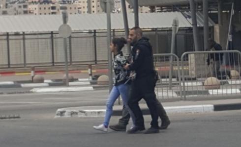 الاحتلال يعتقل فلسطينية -ارشيف-