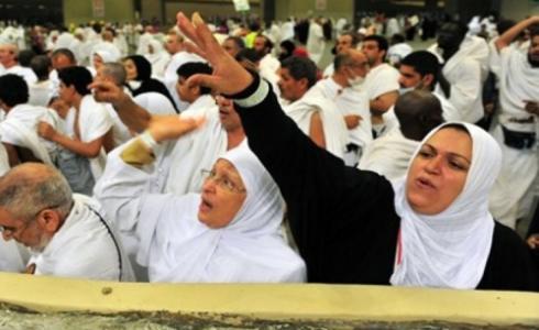 حجاج يرمون الجمرات