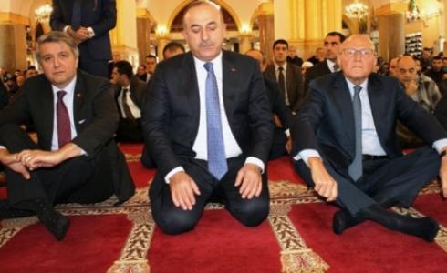 ادى وزير الخارجية التركي صلاة الجمعة بمسجد في بيروت بمعية رئيس الحكومة اللبنانية المنصرف تمام سلام