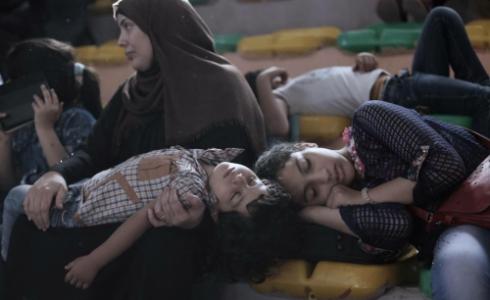 عائلة تنتظر السفر عبر معبر رفح