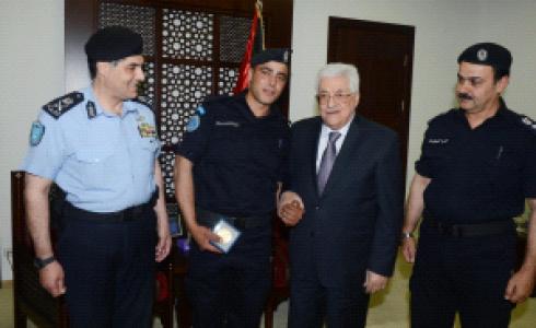 الرئيس مع وفد من الشرطة