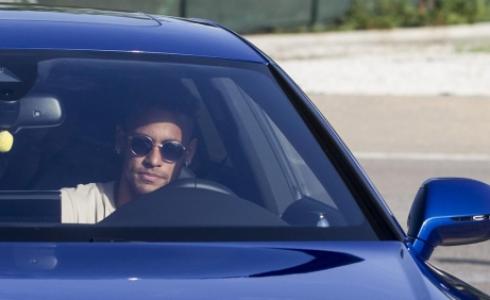 نيمار أثناء مغادرته من مركز التدريبات صباح اليوم