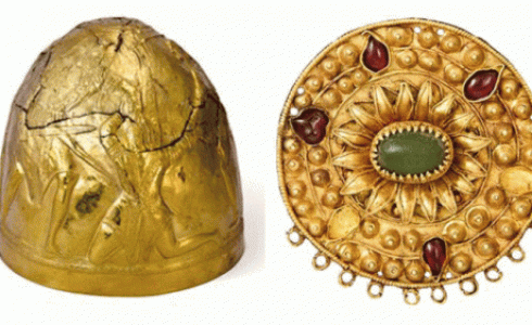 من بين القطع خوذة احتفالية (يسار) تعود إلى عصر مملكة "سكيثيا" في القرن الرابع قبل الميلاد