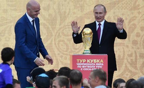 الرئيس الروسي فلاديمير بوتين ورئيس الفيفا جياني انفانيتو