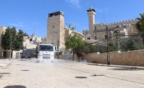 بلدية نحالين تعقم شوارع وأحياء اقتحمها الاحتلال