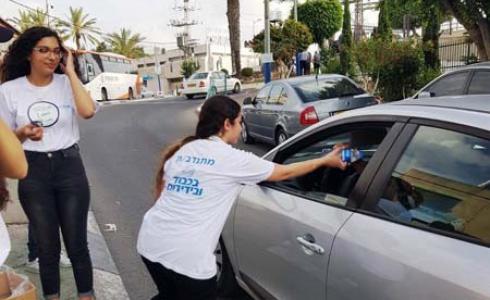 متطوعون يوزعون المياه والتمر على الصائمين