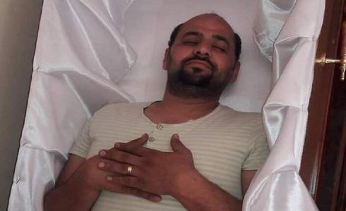 الشاب نور رشاد وهو يرقد داخل التابوت