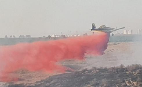 طائرة تخمد حريق اندلع في غلاف غزة بفعل البالونات الحارقة