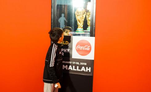 طفل فلسطيني ينظر إلى كأس العالم 